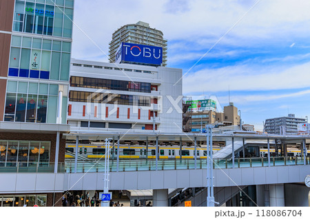 千葉県　船橋市　船橋駅前の都市風景（東武百貨店） 118086704