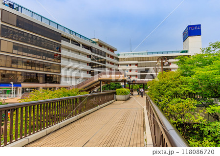 千葉県　船橋市　船橋駅北口の都市風景（東武百貨店） 118086720