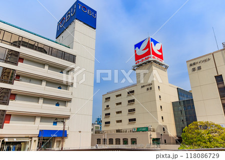 千葉県　船橋市　船橋駅北口の都市風景（東武百貨店とイトーヨーカドー） 118086729