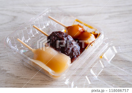 パック入り三種類の団子 パック入り三種類の団子 118086757