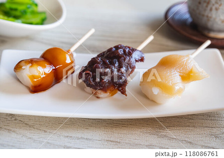 三種類の串団子 118086761