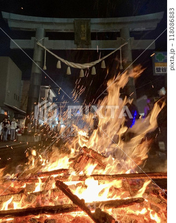 吉田の火祭り崩れ大松明と金鳥居2 118086883