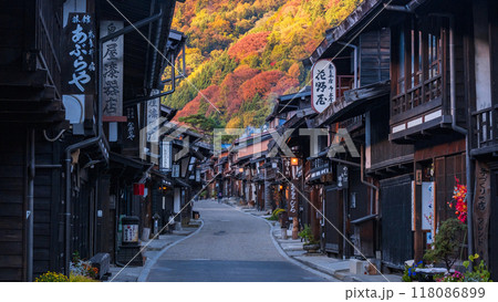 秋の奈良井宿 118086899