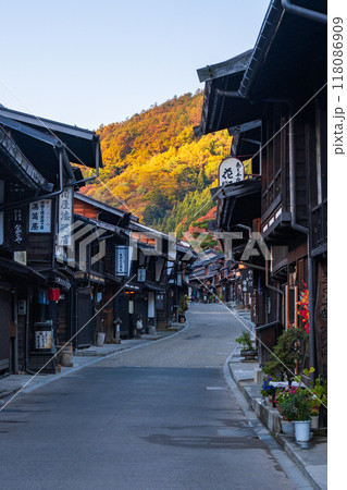 秋の奈良井宿 118086909