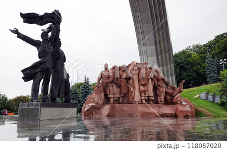 Kyiv, Ukraine July 12, 2019: Monument of "Friendship of Ukraine and Russia" in Kyiv 118087020