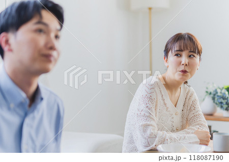 険悪なムードの夫婦 118087190