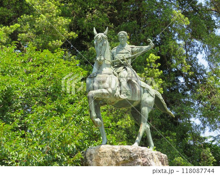 初夏の功山寺　新緑と高杉晋作像 118087744