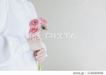 ガーベラの花束を持つ女性 ガーベラの花束を持つ女性 118088906