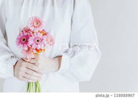ガーベラの花束を持つ女性 ガーベラの花束を持つ女性 118088907
