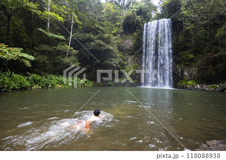 森の中にある滝で泳ぐ子ども 118088938