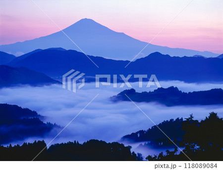 夜明けの富士山 静岡県静岡市清水区吉原にて 夜明けの富士山 静岡県静岡市清水区吉原にて 118089084