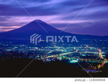 長尾峠から望む、富士山と御殿場市の夜景 118089088