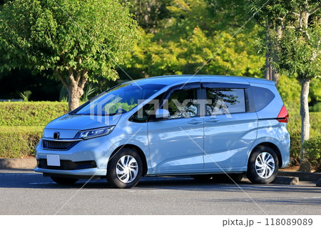 駐車中のミニバン 118089089