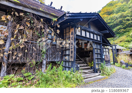 秋田県　乳頭温泉の紅葉風景 118089367