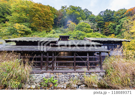 秋田県　乳頭温泉の紅葉風景 118089371