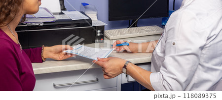 At a doctor's appointment, the patient collects the results of the research At a doctor's appointment, the patient collects the results of the research 118089375