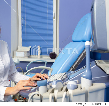Hands of a doctor Hands of a doctor 118089391