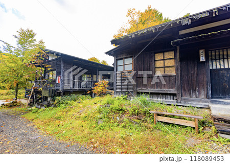秋田県　乳頭温泉の紅葉風景 118089453