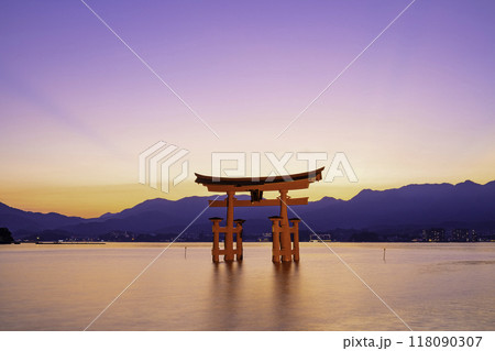 日本三景のひとつである嚴島神社の大鳥居(広島県廿日市市宮島町) 日本三景のひとつである嚴島神社の大鳥居(広島県廿日市市宮島町) 118090307