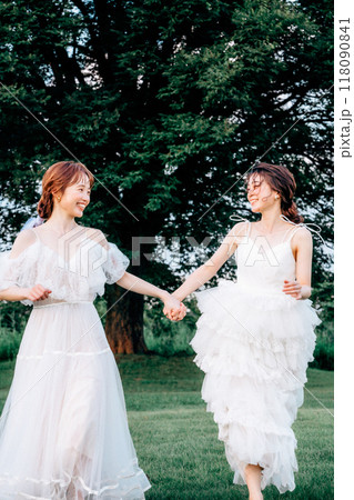 自然の中で走る同性カップルのウェディング前撮り 自然の中で走る同性カップルのウェディング前撮り 118090841