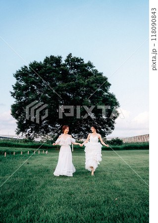 自然の中で走る同性カップルのウェディング前撮り 自然の中で走る同性カップルのウェディング前撮り 118090843
