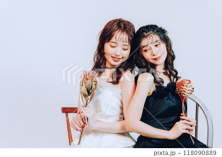 スタジオで同性カップルのウェディング撮影 スタジオで同性カップルのウェディング撮影 118090889