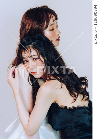 スタジオで抱き合う同性カップルのウェディング撮影 スタジオで抱き合う同性カップルのウェディング撮影 118090894