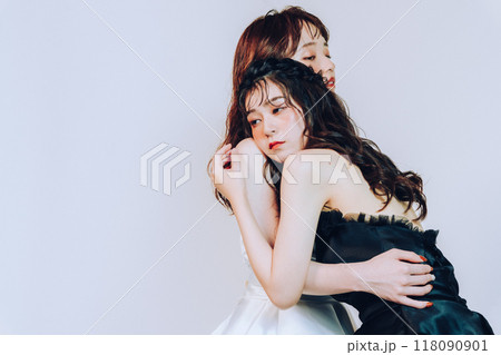 スタジオで抱き合う同性カップルのウェディング撮影 118090901