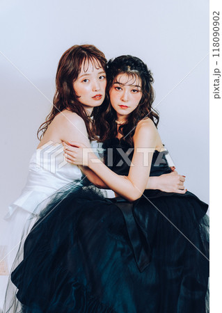 スタジオで抱き合う同性カップルのウェディング撮影 スタジオで抱き合う同性カップルのウェディング撮影 118090902