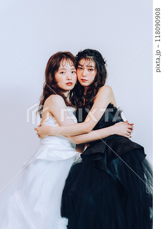 スタジオで同性カップルのウェディング撮影 118090908