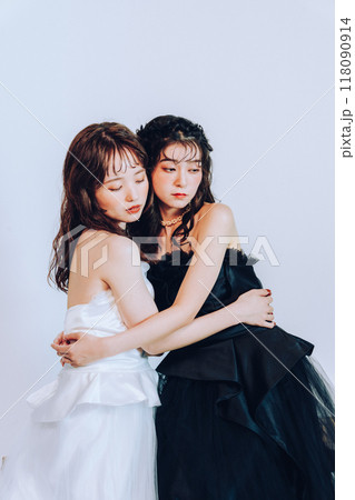 スタジオで同性カップルのウェディング撮影 スタジオで同性カップルのウェディング撮影 118090914