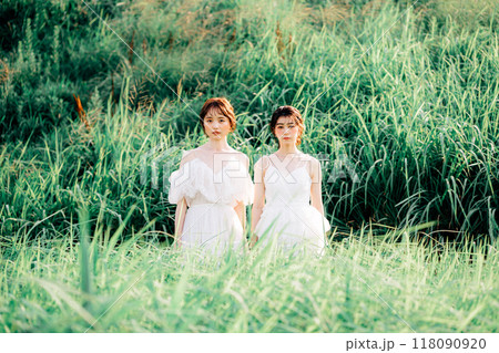 自然に溶け込む同性カップル 118090920