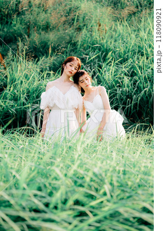 自然に溶け込む同性カップル 118090921