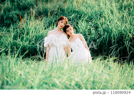 自然に溶け込む同性カップル 118090924