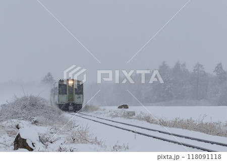 降りしきる雪の中を走る小海線キハ110系 降りしきる雪の中を走る小海線キハ110系 118091118