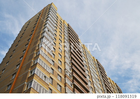 multi-storey new yellow brick house against the blue sky. Mortgage, real estate, new housing, copy space. multi-storey new yellow brick house against the blue sky. Mortgage, real estate, new housing, copy space. 118091319