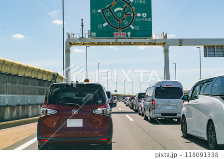 渋滞する高速道路 118091338