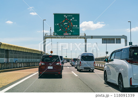 渋滞する高速道路 118091339