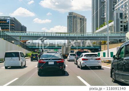 渋滞する高速道路 118091340