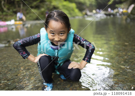 川で遊ぶ女の子 川で遊ぶ女の子 118091418