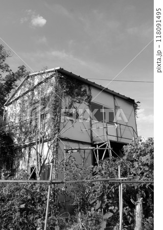 放置されたプレハブ小屋 放置されたプレハブ小屋 118091495
