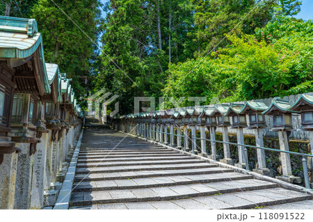 奈良県生駒市　宝山寺の参道と灯篭 118091522