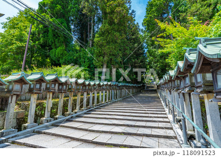 奈良県生駒市　宝山寺の参道と灯篭 118091523