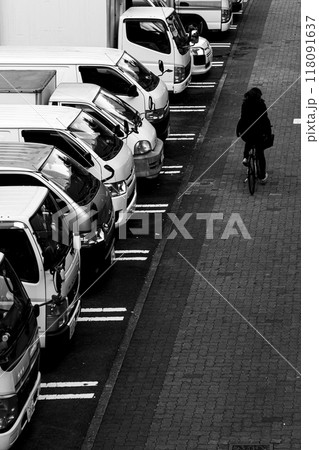 駐車場と通行人 駐車場と通行人 118091637