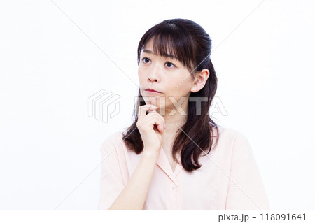 真剣に悩んでいる女性 真剣に悩んでいる女性 118091641