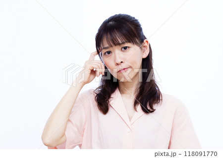 真剣に悩んでいる女性 118091770