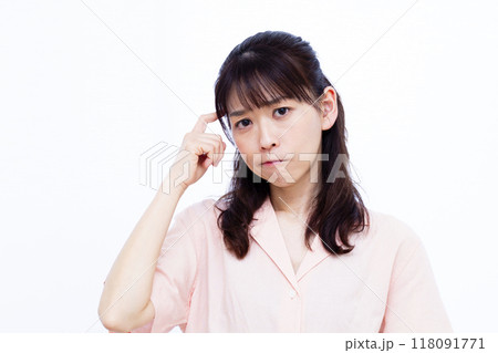 真剣に悩んでいる女性 118091771