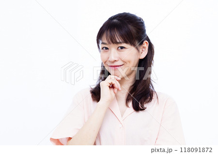 笑顔で考えている女性 118091872