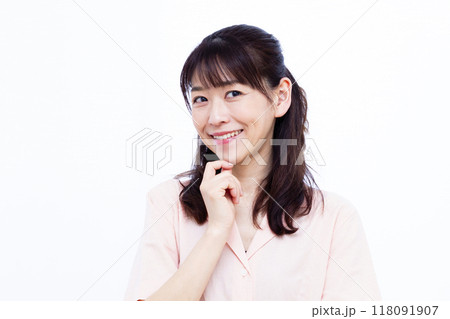 笑顔で考えている女性 笑顔で考えている女性 118091907