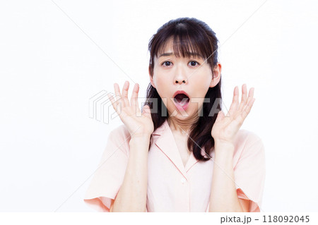 びっくり驚く女性 びっくり驚く女性 118092045
